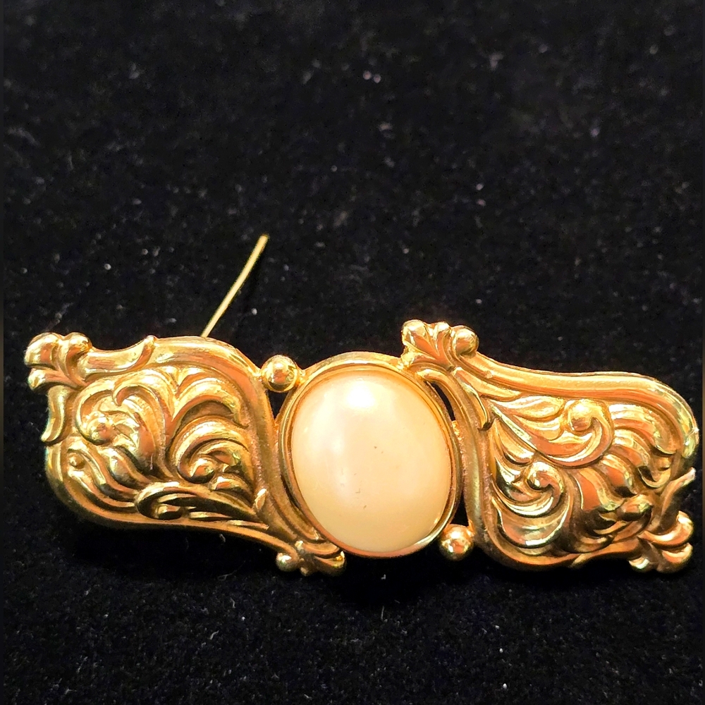 VINTAGE SIGNED GINNIE JOHANSON ‘89 PEARL BROOCH